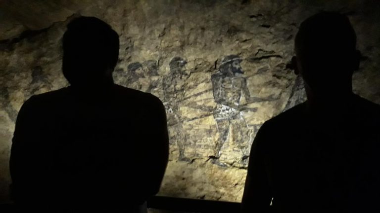 У печері Прометея