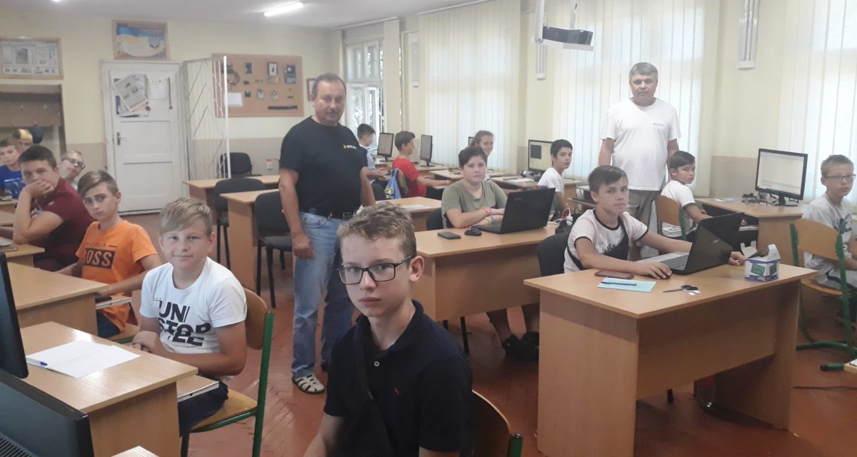 У Хусті проходить ІІІ Всеукраїнська учнівська школа з програмування